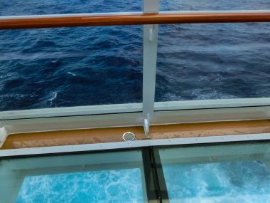 Yeni yolcu gemisinde cam zemin köprüsü