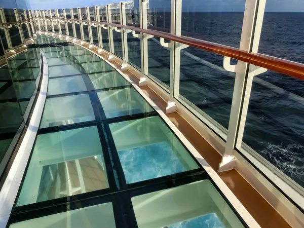 Glazen Vloerbrug Bij Nieuw Cruiseschip — Stockfoto