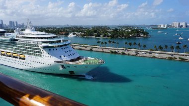 Miami, ABD - 29 Nisan 2022: Royal Caribbean Cruise Line Jewel Of The Seas gemisi 29 Nisan 2022