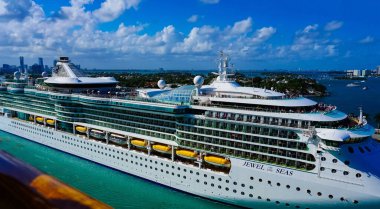 Miami, ABD - 29 Nisan 2022: Royal Caribbean Cruise Line Jewel Of The Seas gemisi 29 Nisan 2022