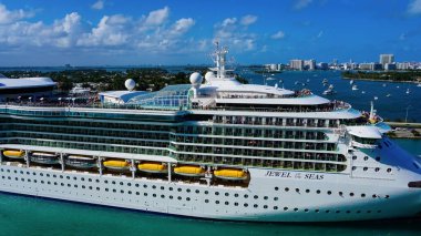 Miami, ABD - 29 Nisan 2022: Royal Caribbean Cruise Line Jewel Of The Seas gemisi 29 Nisan 2022