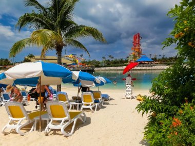 Cococay manzarası, Bahamalar 'daki ada, misafirlerin günü eğlenerek geçirdiği yer..