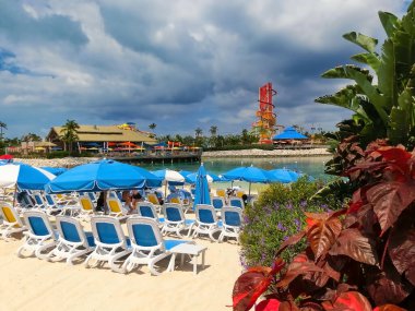 Cococay manzarası, Bahamalar 'daki ada, misafirlerin günü eğlenerek geçirdiği yer..