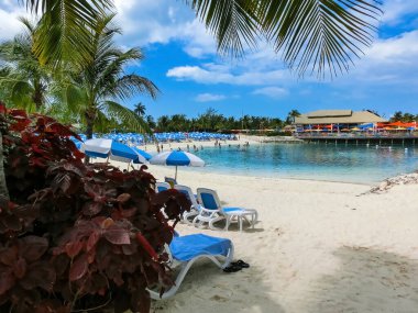 Cococay manzarası, Bahamalar 'daki ada, misafirlerin günü eğlenerek geçirdiği yer..