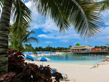 Cococay manzarası, Bahamalar 'daki ada, misafirlerin günü eğlenerek geçirdiği yer..