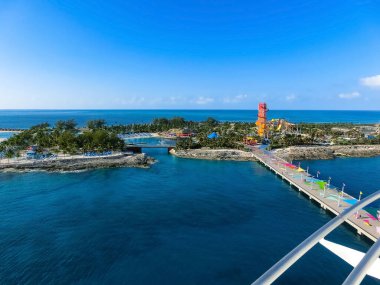 Cococay 'ın hava manzarası, Bahamalar' daki ada, misafirlerin günü eğlenerek geçirdiği yer..