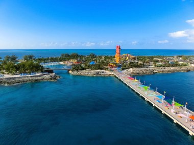 Cococay 'ın hava manzarası, Bahamalar' daki ada, misafirlerin günü eğlenerek geçirdiği yer..