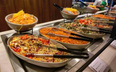 Yemek odası büfe soyut lüks gemide gemisi. Seçici odak. sebze yemekleri