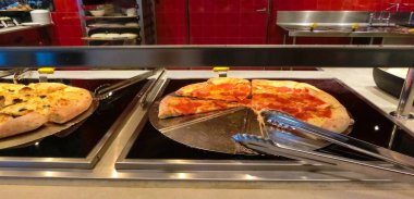 Soyut lüks yolcu gemisinde yemek odası büfesi. Seçici odaklanma. Pizza.