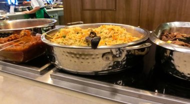 Soyut lüks yolcu gemisinde yemek odası büfesi. Seçici odaklanma. sebze yemekleri. Et yemekleri.