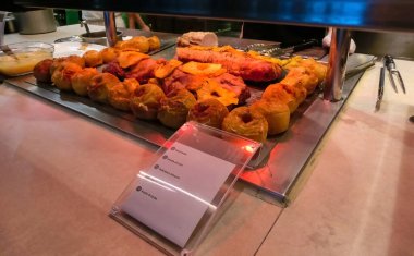 Yemek odası büfe soyut lüks gemide gemisi. Seçici odak. sebze yemekleri