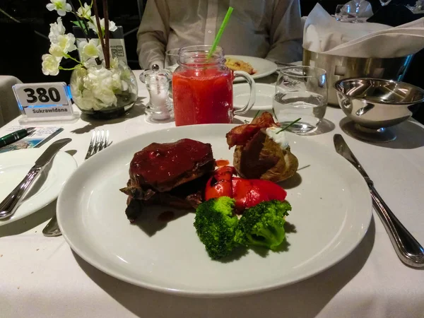 Die Garnelen Beim Abendessen Abstrakten Kreuzfahrtrestaurant — Stockfoto