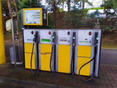 Wroclaw, Polonya - 18 Nisan 2022: benzin doldurma makineleri benzin istasyonlarında