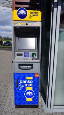 Wroclaw, Polonya - 18 Nisan 2022 Para ATM 'si. Bankacılık ve finans için de kullanılabilir.