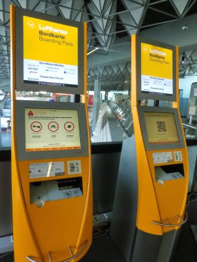 Frankfurt am Main, Almanya - 21 Nisan 2022: Havaalanındaki self-servis check-in tesisleri.