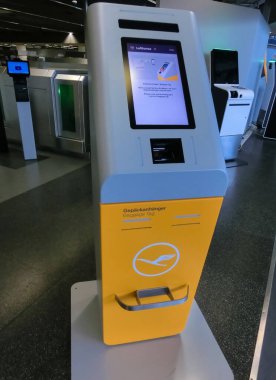 Frankfurt am Main, Almanya - 21 Nisan 2022: Havaalanındaki self-servis check-in tesisleri.