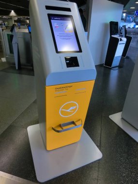 Frankfurt am Main, Almanya - 21 Nisan 2022: Havaalanındaki self-servis check-in tesisleri.