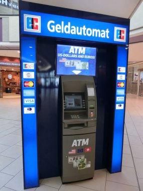 Frankfurt am Main, Almanya - 21 Nisan 2022 Nakit ATM. Bankacılık ve finans için de kullanılabilir.
