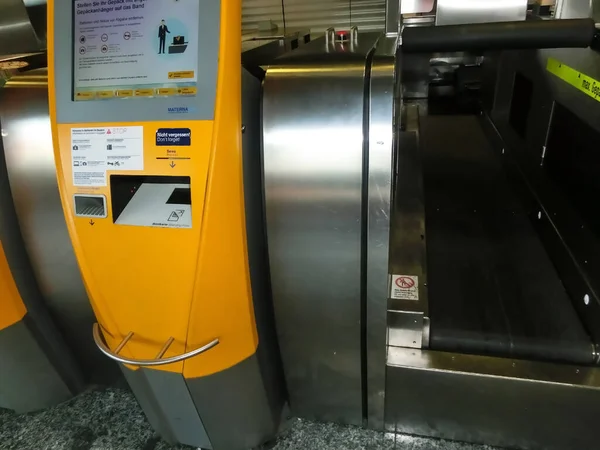 Frankfurt am Main, Almanya - 21 Nisan 2022: Havaalanındaki self-servis check-in tesisleri.