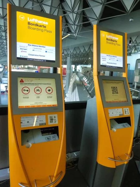 Frankfurt Main Almanya Nisan 2022 Havaalanındaki Self Servis Check Tesisleri — Stok fotoğraf