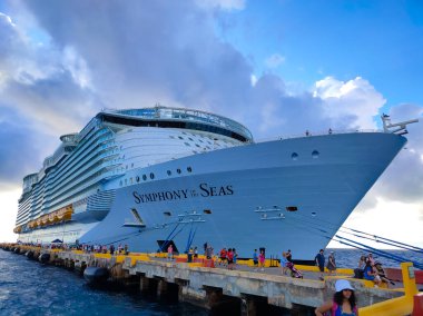 Roatan, Honduras - 02 Mayıs 2022: Denizlerin Senfonisi Roatan, Honduras 'a yanaşan en büyük yolcu gemisi.