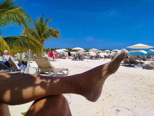 Ocean Cay Bahamas Mai 2022 Menschen Ruhen Sich Strand Der — Stockfoto