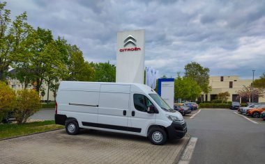 Frankfurt am Main, Almanya - 21 Nisan 2022: resmi satıcı Citroen ofisi. Citroen, Fransız otomobil üreticisi, PSA Peugeot Citroen grubunun bir parçası.
