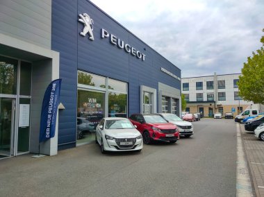 Frankfurt am Main, Almanya - 21 Nisan 2022: Peugeot logosu otomobil bayisi binasında. Peugeot otomobil, motosiklet ve scooter üreten bir Fransız şirketidir. Şirket 1810 'da kuruldu..