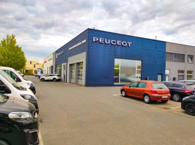 Frankfurt am Main, Almanya - 21 Nisan 2022: Peugeot logosu otomobil bayisi binasında. Peugeot otomobil, motosiklet ve scooter üreten bir Fransız şirketidir. Şirket 1810 'da kuruldu..