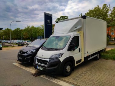 Frankfurt am Main, Almanya - 21 Nisan 2022: Peugeot logosu otomobil bayisi binasında. Peugeot otomobil, motosiklet ve scooter üreten bir Fransız şirketidir. Şirket 1810 'da kuruldu..