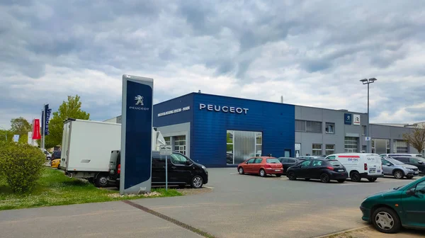 Frankfurt am Main, Almanya - 21 Nisan 2022: Peugeot logosu otomobil bayisi binasında. Peugeot otomobil, motosiklet ve scooter üreten bir Fransız şirketidir. Şirket 1810 'da kuruldu..