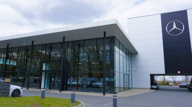 Wroclaw, Polonya - 18 Nisan 2022: Mercedes Benz araba mağazası tabelası satış mağazası girişi logosu