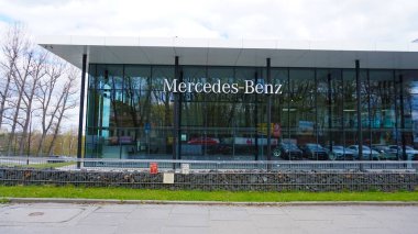 Wroclaw, Polonya - 18 Nisan 2022: Mercedes Benz araba mağazası tabelası satış mağazası girişi logosu