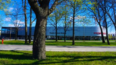 Wroclaw, Polonya - 18 Nisan 2022: Porsche AG, merkezi Stuttgart 'ta bulunan Alman otomobil üreticisi, yüksek performanslı spor arabalar, SUV ve sedan üreticisi..