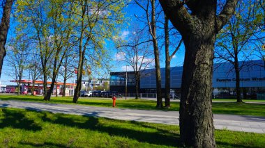 Wroclaw, Polonya - 18 Nisan 2022: Porsche AG, merkezi Stuttgart 'ta bulunan Alman otomobil üreticisi, yüksek performanslı spor arabalar, SUV ve sedan üreticisi..