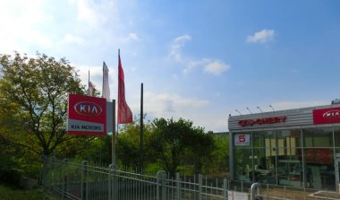 Ternopol, Ukrayna -13 Mayıs 2022: KIA marka bayii mağazasının görüntüsü. KIA Motor Hyundai Motor Group 'a ait yolcu vagonları, kamyonetler ve otobüsler üreten Güney Koreli bir otomotiv şirketidir..
