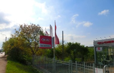 Ternopol, Ukrayna - 13 Mayıs 2022: KIA marka bayii mağazasının görüntülenmesi. KIA Motors Hyundai Motor Group 'a ait yolcu vagonları, kamyonetler ve otobüsler üreten Güney Koreli bir otomotiv şirketidir..