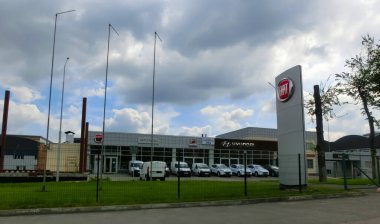 Ternopol, Ukrayna - 14 Mayıs 2022: İtalyan otomobil üreticisi Fiat bayii amblemi