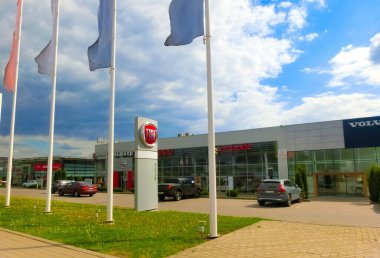 Ternopol, Ukrayna - 14 Mayıs 2022: Fiat Automobiles şirketinin bir galeri binasındaki logosu. İtalyan otomobil üreticisi logoti tabelası olan bir kuaför. Marka gösteri panosu amblemi.