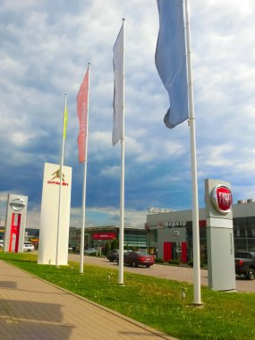 Ternopol, Ukrayna - 14 Mayıs 2022: Fiat Automobiles şirketinin bir galeri binasındaki logosu. İtalyan otomobil üreticisi logoti tabelası olan bir kuaför. Marka gösteri panosu amblemi.