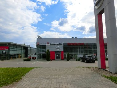 Ternopol, Ukrayna... 14 Mayıs 2022: Japon markası mağazasının önündeki Nissan bayii tabelası