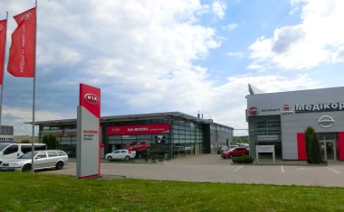 Ternopol, Ukrayna -13 Mayıs 2022: KIA marka bayii mağazasının görüntüsü. KIA Motor Hyundai Motor Group 'a ait yolcu vagonları, kamyonetler ve otobüsler üreten Güney Koreli bir otomotiv şirketidir..