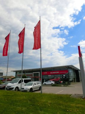 Ternopol, Ukrayna - 13 Mayıs 2022: KIA marka bayii mağazasının görüntülenmesi. KIA Motors Hyundai Motor Group 'a ait yolcu vagonları, kamyonetler ve otobüsler üreten Güney Koreli bir otomotiv şirketidir..