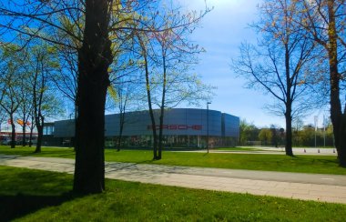 Wroclaw, Polonya - 18 Nisan 2022: Porsche AG, merkezi Stuttgart 'ta bulunan Alman otomobil üreticisi, yüksek performanslı spor arabalar, SUV ve sedan üreticisi..