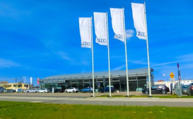 Wroclaw, Polonya - 18 Nisan 2022: Audi AG, merkezi Ingolstadt 'ta bulunan Alman otomobil üreticisi..