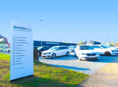 Wroclaw, Polonya - 18 Nisan 2022: Çek otomobil üreticisi Skoda Auto amblemli şirket mağaza binası.