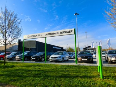 Dresden, Almanya - 19 Nisan 2022: Çek otomobil üreticisi Skoda Auto amblemiyle şirket mağaza binası.