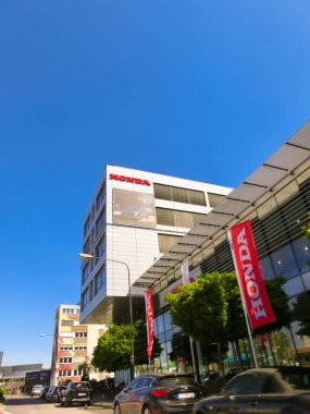 Frankfurt am Main, Almanya - 20 Nisan 2022: Frankfurt am Main, Almanya 'daki Honda bayiliğinin dış görünümü. Honda Motor Şirketi, Ltd. Japon kamu çok uluslu holdingi..