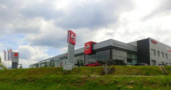 Ternopol, Ukrayna - 14 Mayıs 2022: Japon markası mağazasının önündeki Nissan bayii tabelası