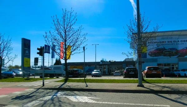 Wroclaw, Polonya - 18 Nisan 2022: resmi satıcı Citroen ofisi. Citroen, Fransız otomobil üreticisi, PSA Peugeot Citroen grubunun bir parçası.